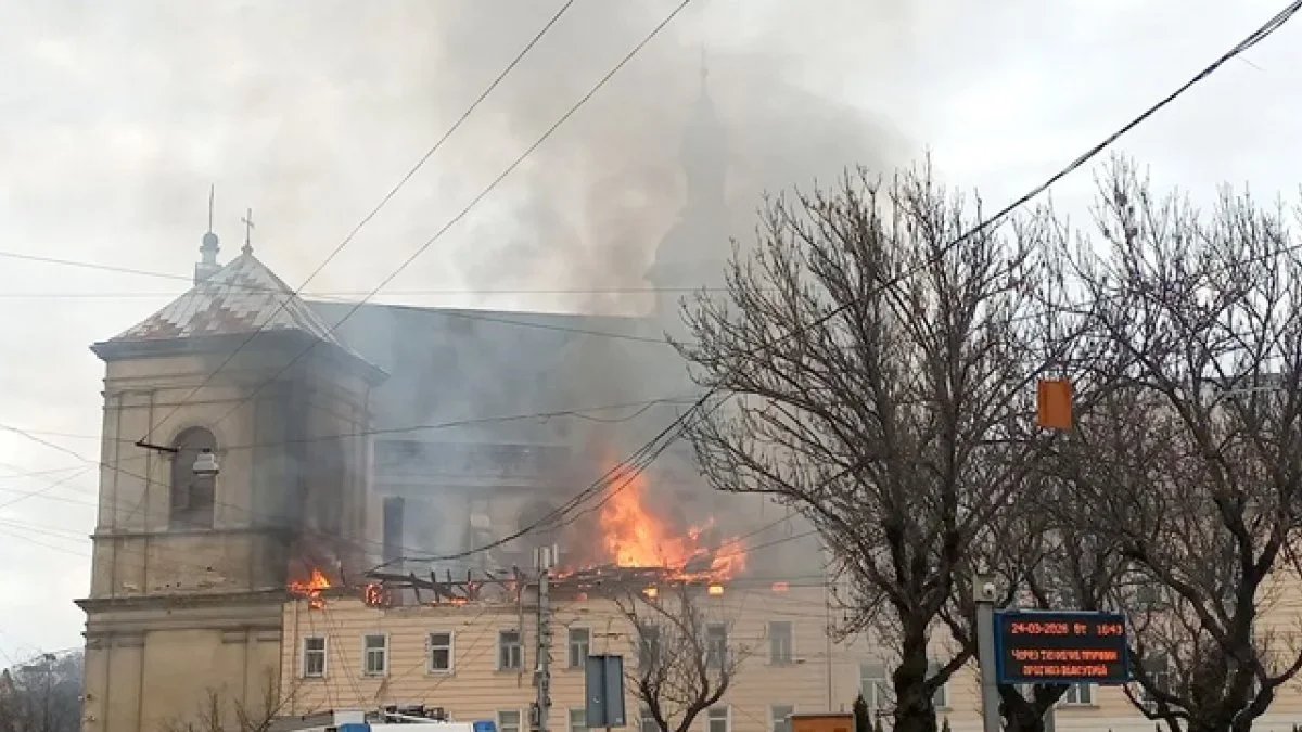 Rusia ataca el centro de Leópolis, incluido un sitio protegido por la Unesco