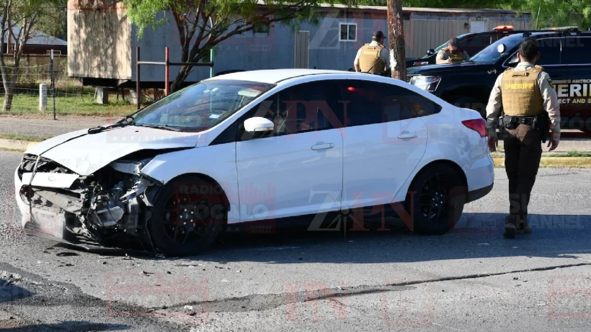 Chocan frente al parque Nick Carr en Eagle Pass