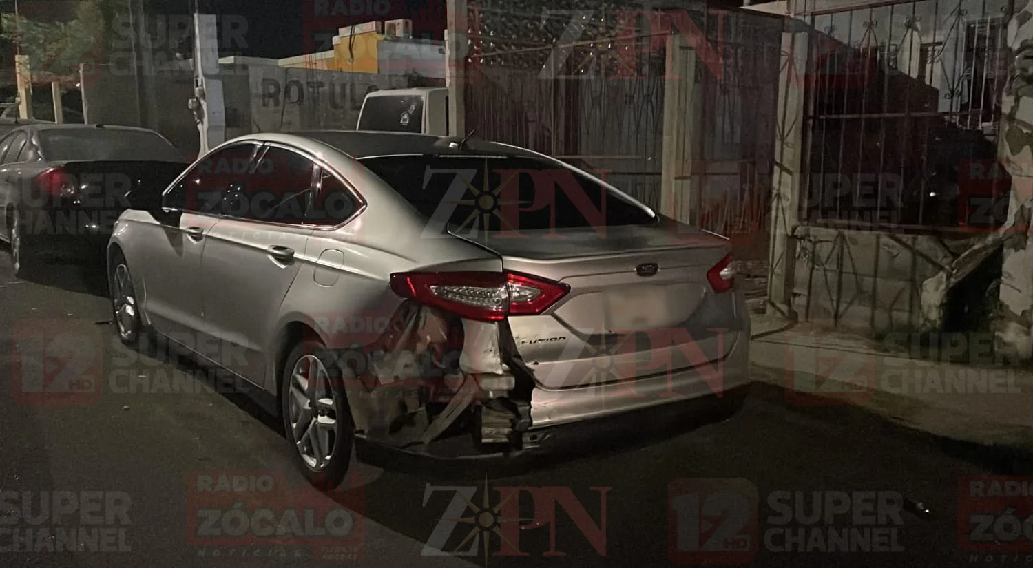 Conductor choca vehículo estacionado y huye en la colonia Acoros