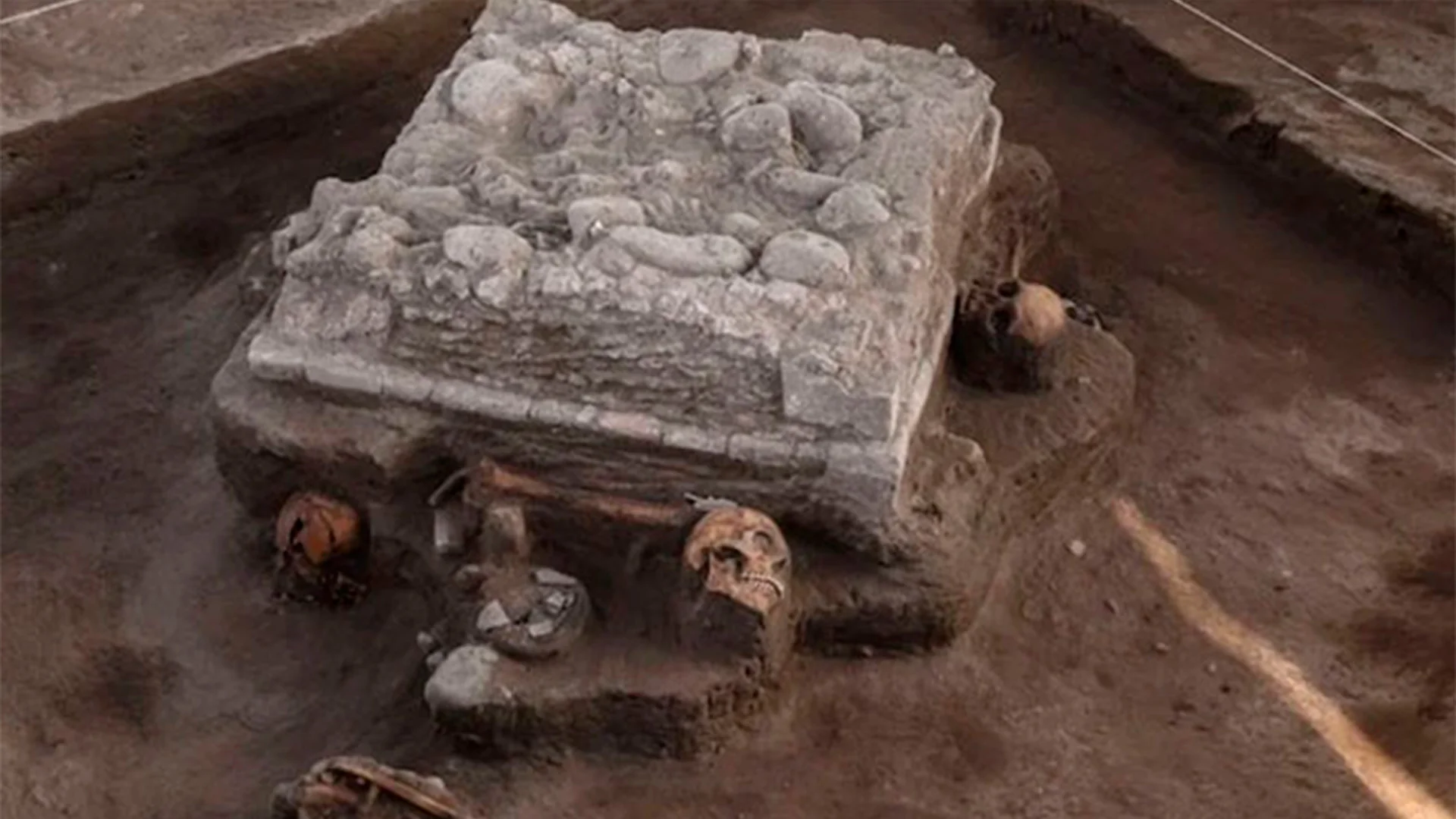 Descubren altar tolteca con restos humanos durante obras del tren México-Querétaro