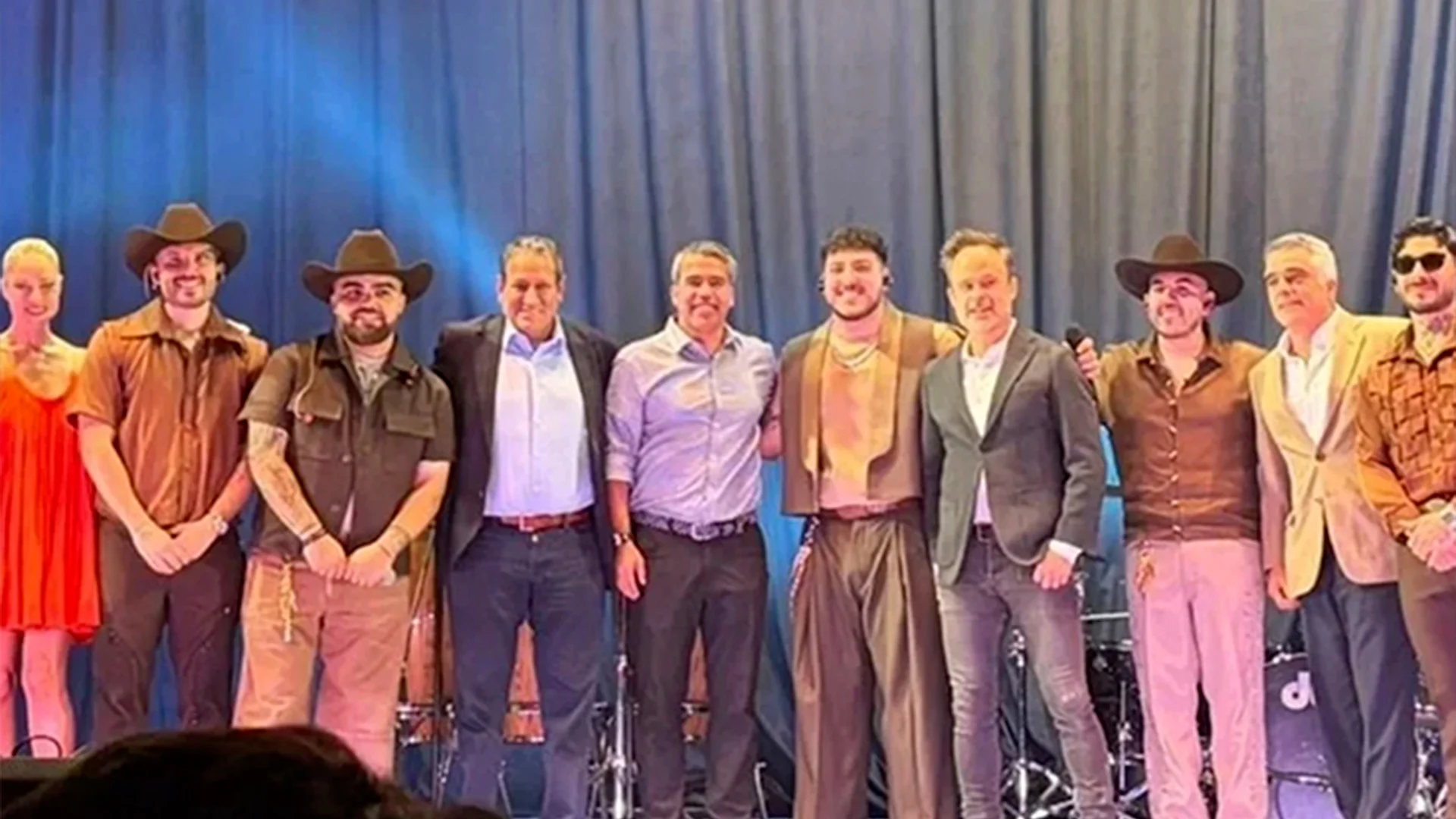 Los integrantes de Grupo Frontera son los encargados de interpretar "Un Solo Corazón".