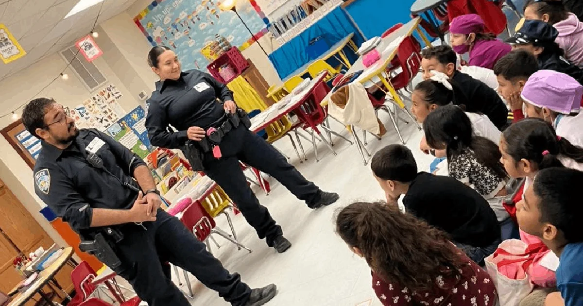 Policías inspiran a estudiantes durante jornada vocacional