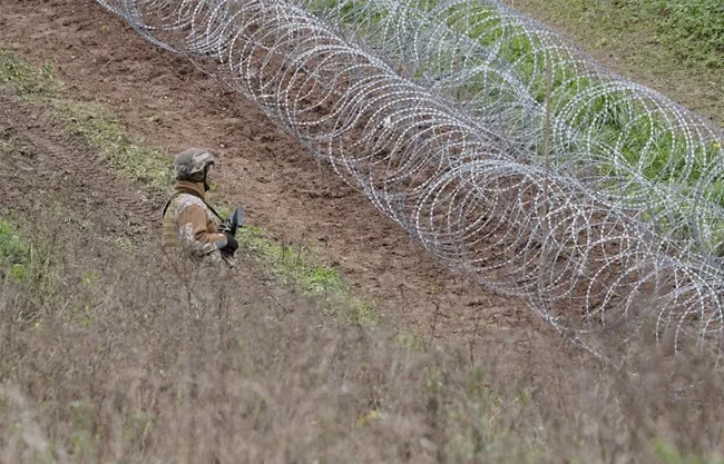 Abusan 2 drones el espacio aéreo de Letonia y uno de ellos explota cerca de una población