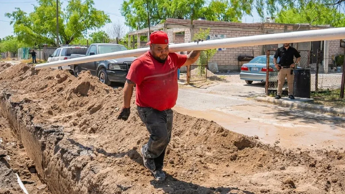 Son 100 metros lineales de tubería de agua potable que llevarán este vital servicio a ciudadanos con más de 40 años sin acceso al líquido