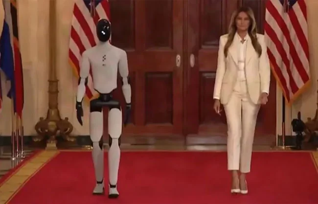 Acude Melania Trump a evento de la Casa Blanca acompañada por robot humanoide