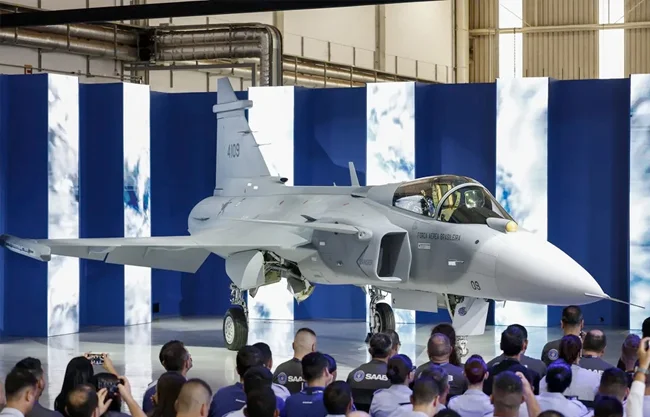 Presenta Brasil el primer caza supersónico fabricado en el país como símbolo de soberanía