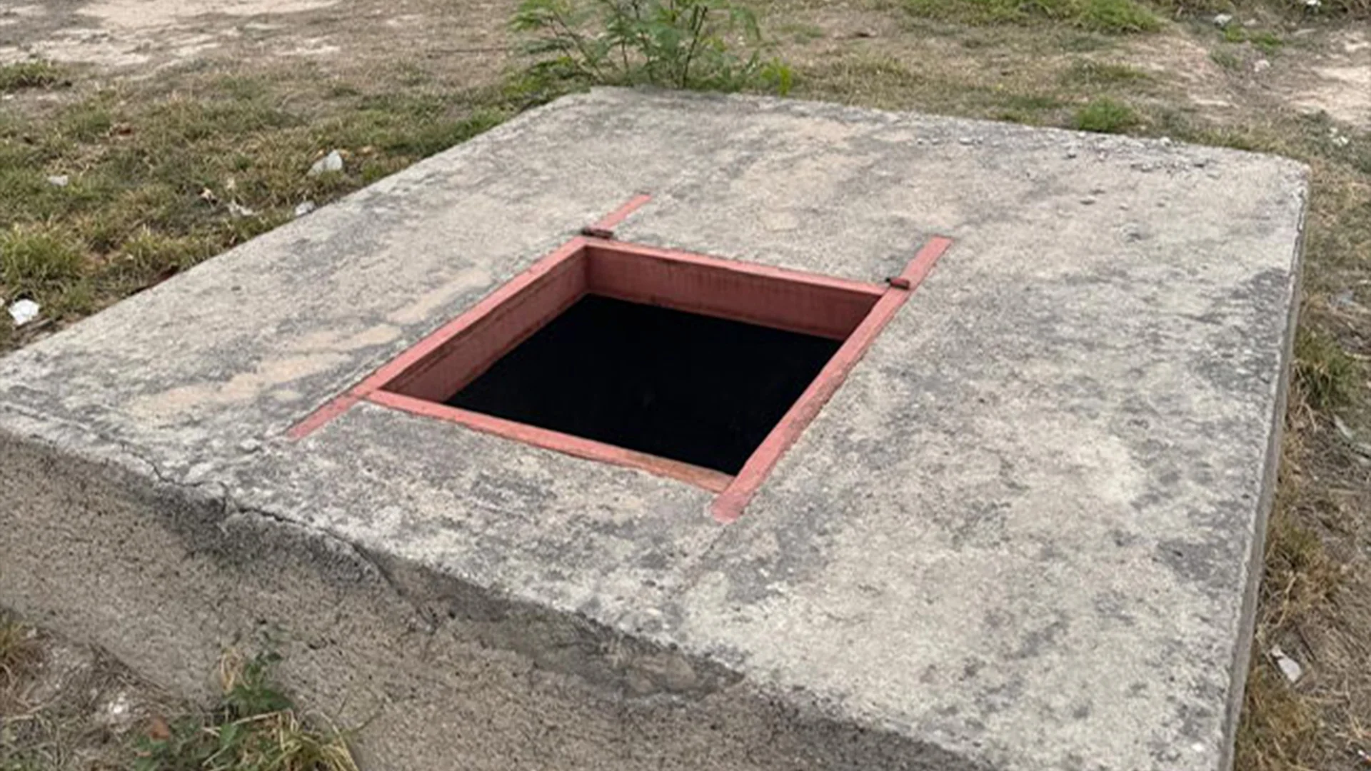 Usa tanques parea promoción personal pero no da mantenimiento al sistema de válvulas cuyos registros están al descubierto.