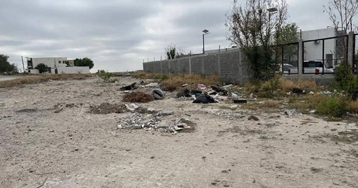 Vecinos denuncian un basurero clandestino en el libramiento República, entre las colonias Tecnológico y Cumbres en Piedras Negras.