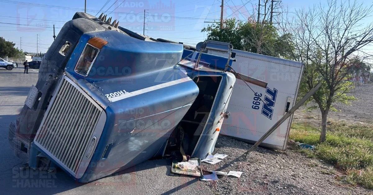 Accidente de tráiler de carga pesada moviliza a cuerpos de emergencia