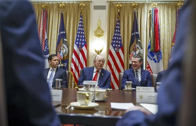 Bromea Trump con que se presentará a las elecciones venezolanas contra Delcy Rodríguez