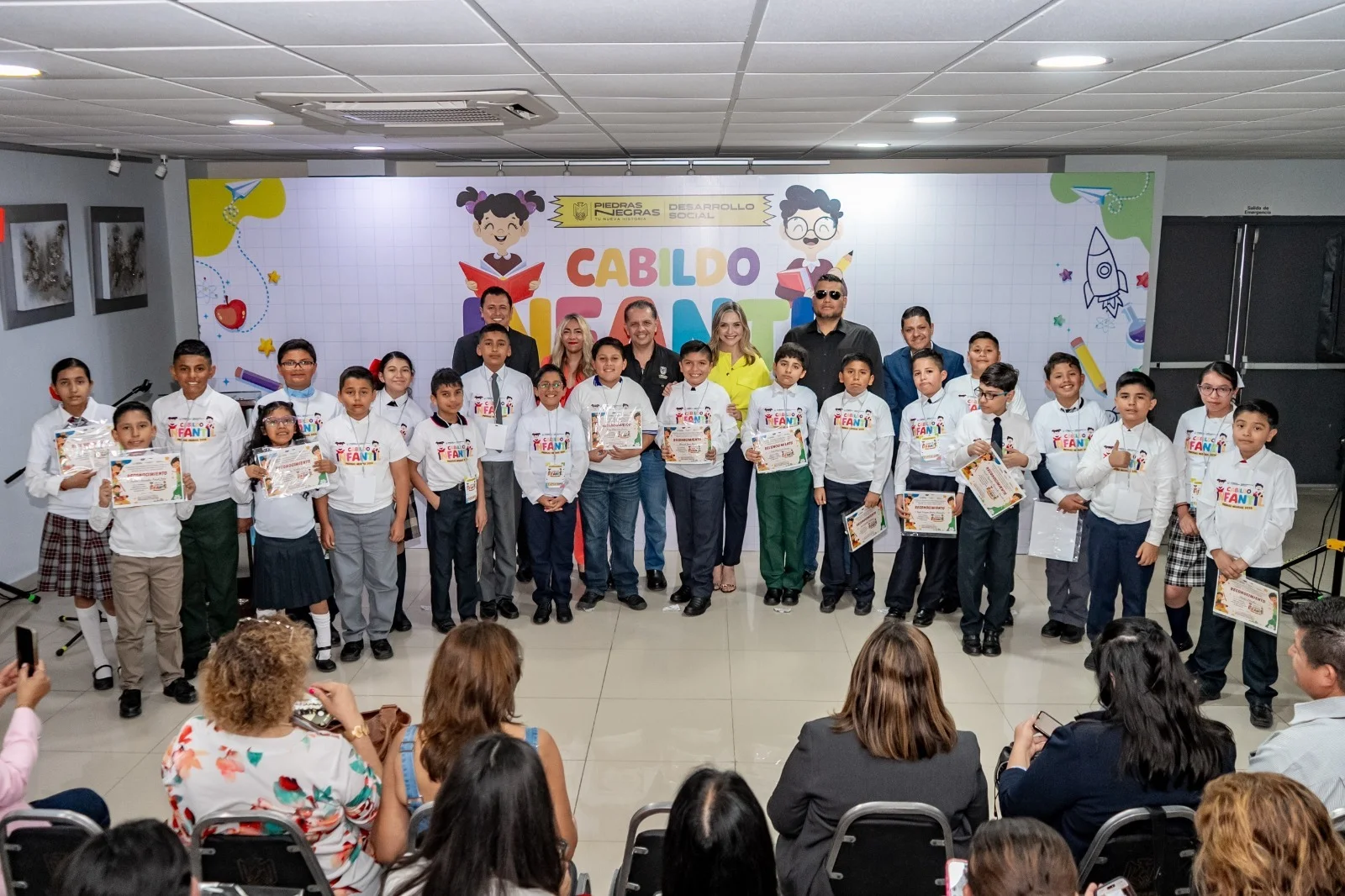 Durante su mensaje, el alcalde felicitó a las niñas y niños participantes, resaltando la relevancia de este tipo de ejercicios para la formación de la niñez.