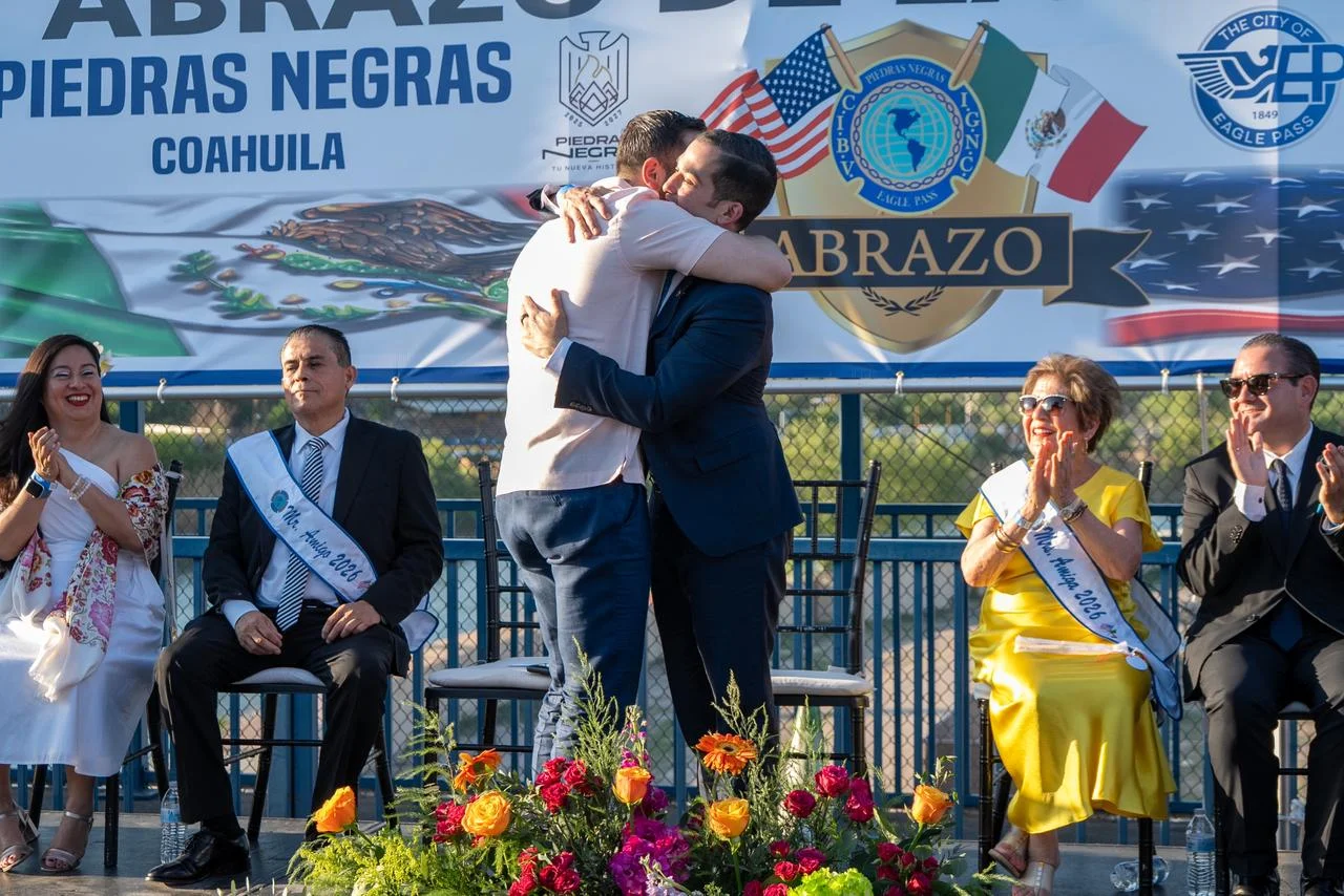 Este evento, organizado por el Consejo de la Buena Vecindad, tuvo a bien reconocer como Mr. Amigo esta ocasión a la empresaria Rosa Margarita Estrada Garza de Eagle Pass y el Dr. Raúl Cayetano Hernández Elizalde por parte de Piedras Negras.