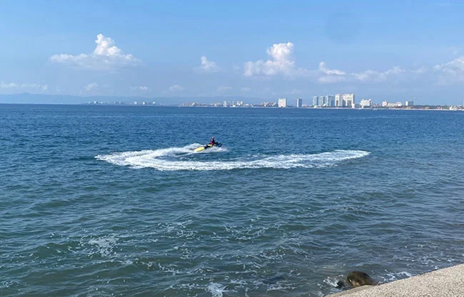 Muere turista y cae al mar tras falla de su paracaídas en Puerto Vallarta