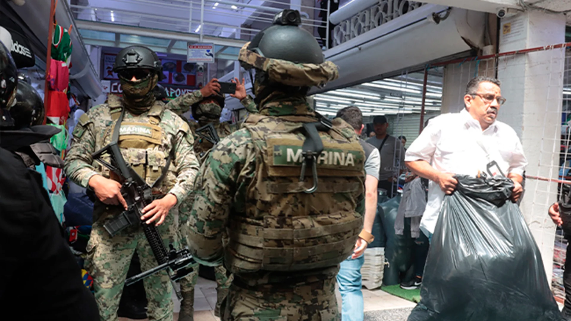 Barren en Tepito con 25 toneladas de artículos imitación de diversas marcas comerciales.