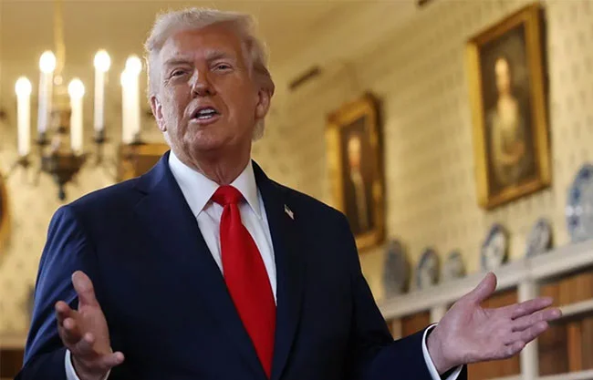 El presidente de Estados Unidos dijo que controlar el crudo iraní “es una opción” y comparó la estrategia con Venezuela.