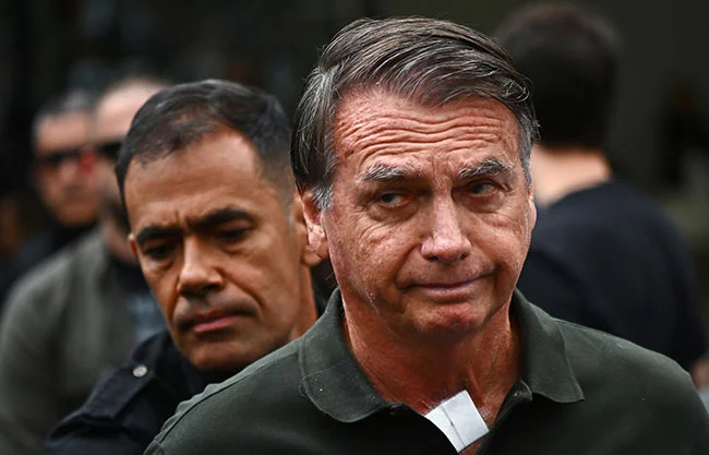 El líder ultraderechista, de 71 años, permanecerá en casa durante los próximos tres meses