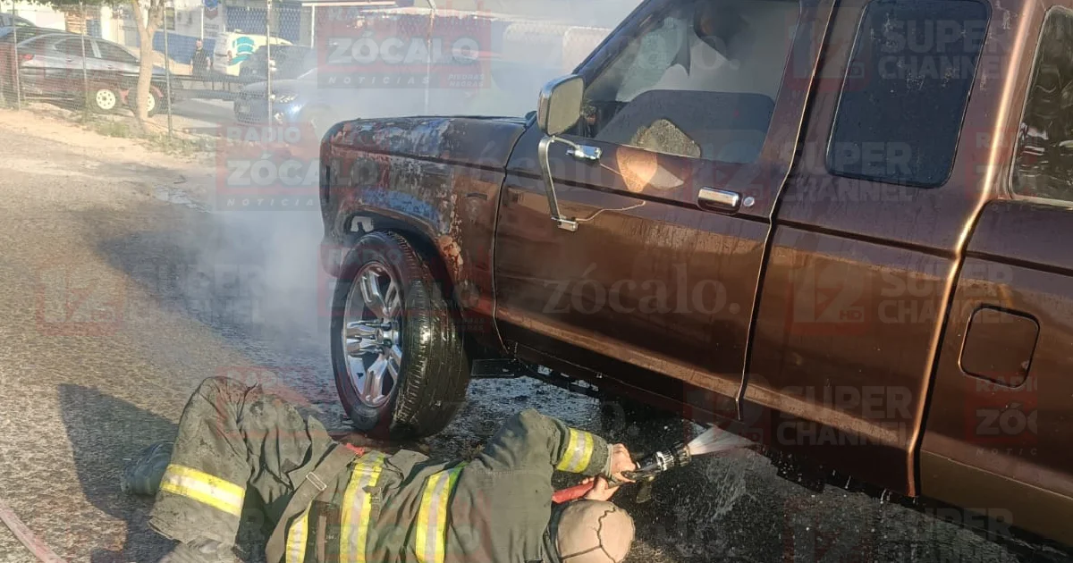 Se incendia camioneta; fuego causa pérdida total