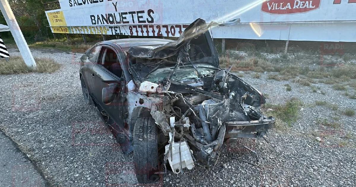 Buscan evitar tragedias con unidad siniestrada expuesta en carretera