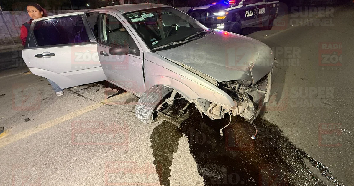 Destroza su vehículo al impactarse contra tubería