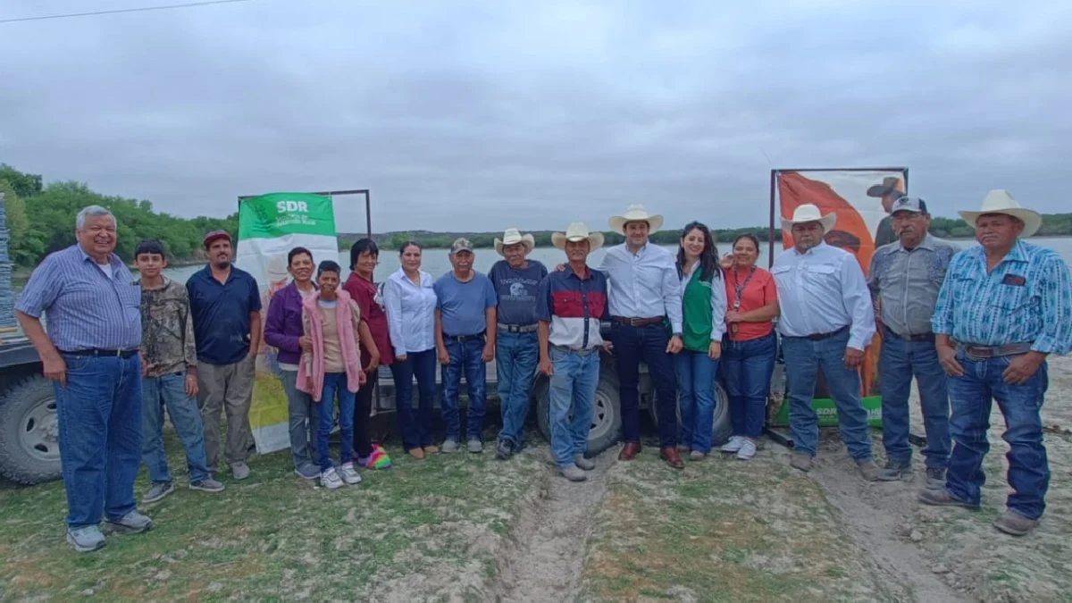 Entregan Memo Ruiz y coordinador de SEDER apoyos a ejidatarios