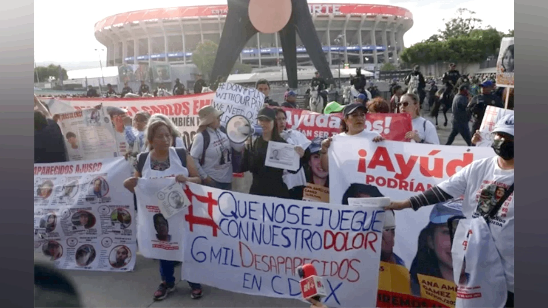 Protestan madres buscadoras afuera Estadio Banorte