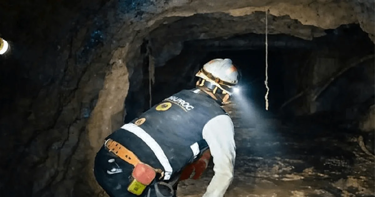 Rescatan con vida al primero de cuatro mineros atrapados en mina de Sinaloa