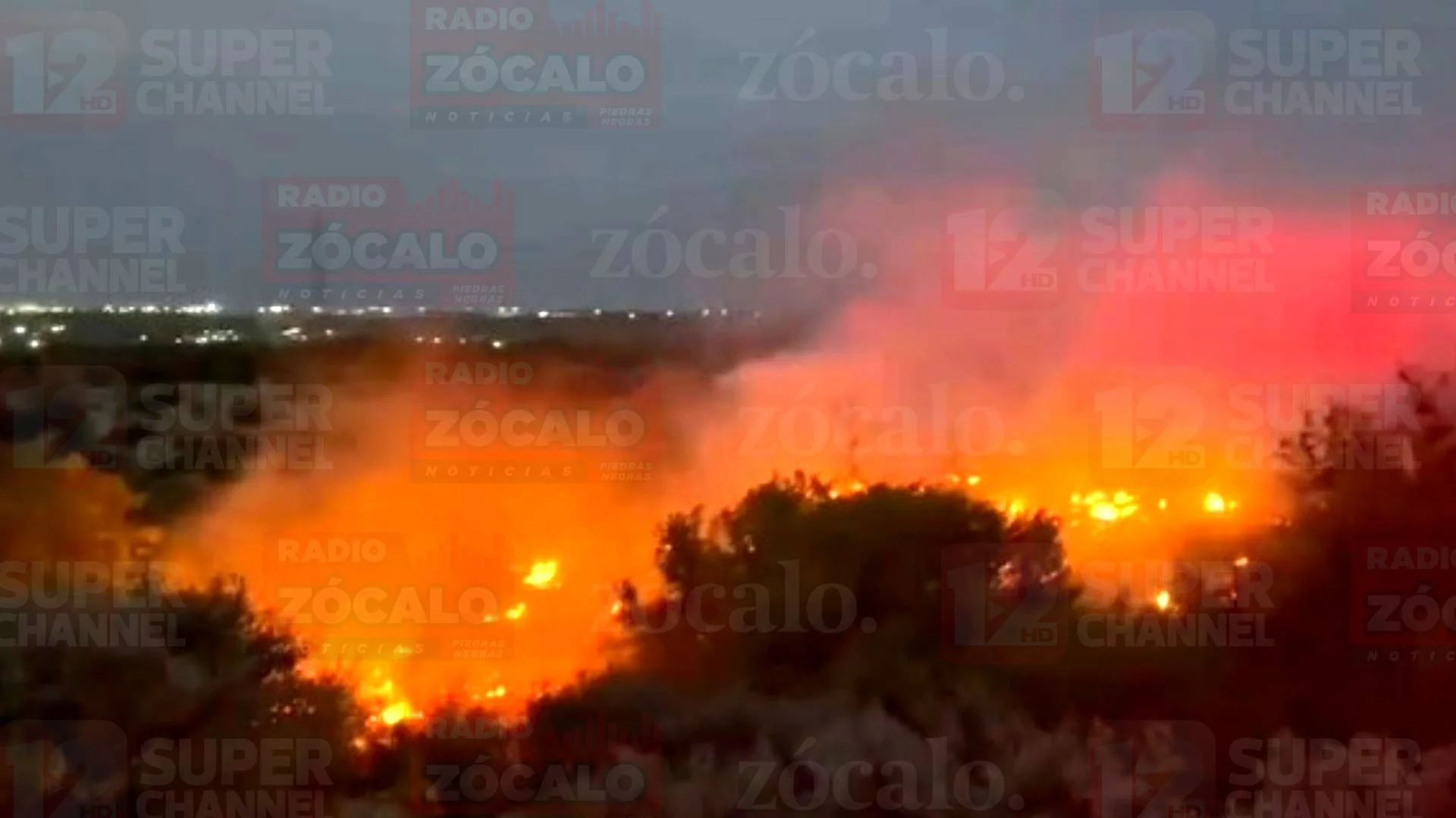 Moviliza a bomberos incendio de maleza y desechos