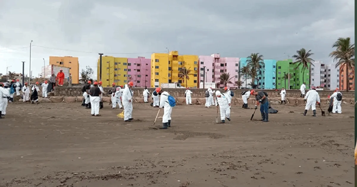 ¿Qué riesgos enfrentan los turistas en playas contaminadas por derrame de petróleo en el Golfo de México?