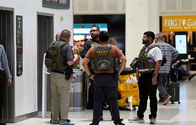 El documento señala el uso de tecnologías de vigilancia intrusiva y el escrutinio de redes sociales en busca de “contenido anti-estadounidense”