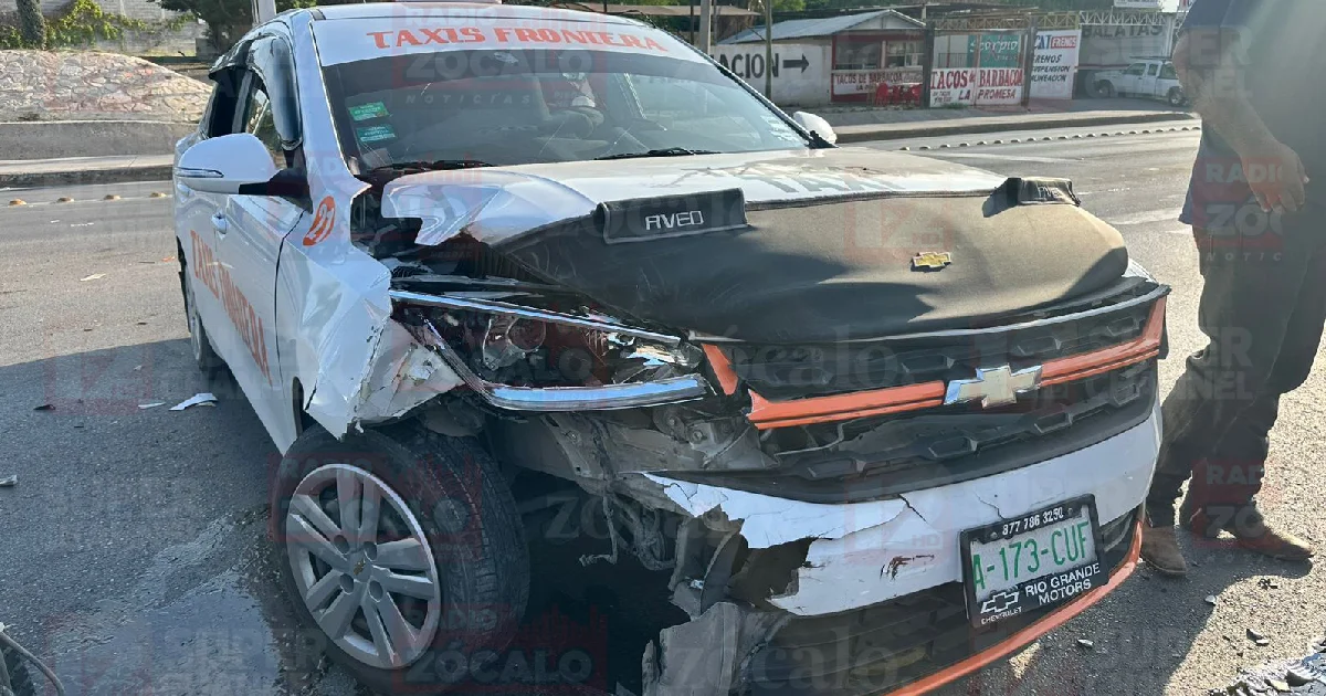 Taxista causa aparatoso percance vehicular