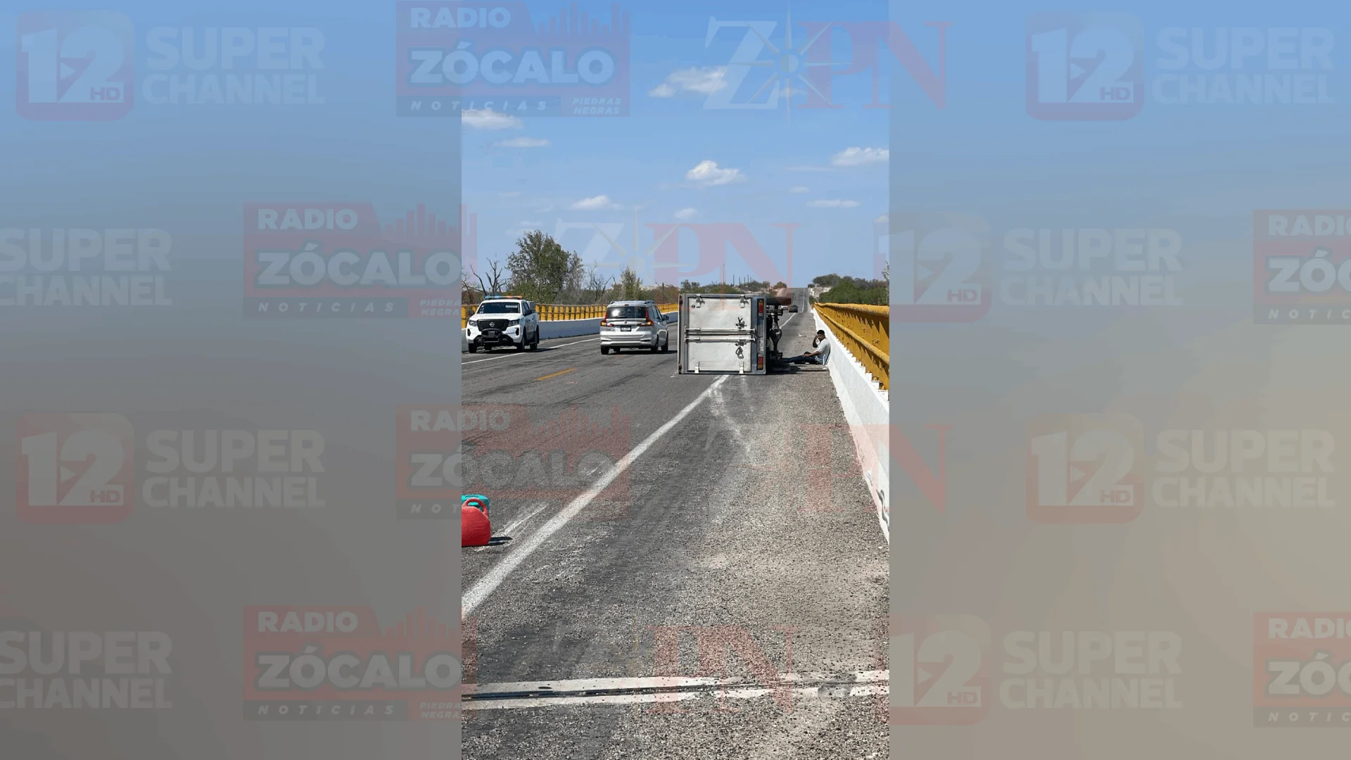 Vuelca camión con perfumes Jafra en la carretera 29