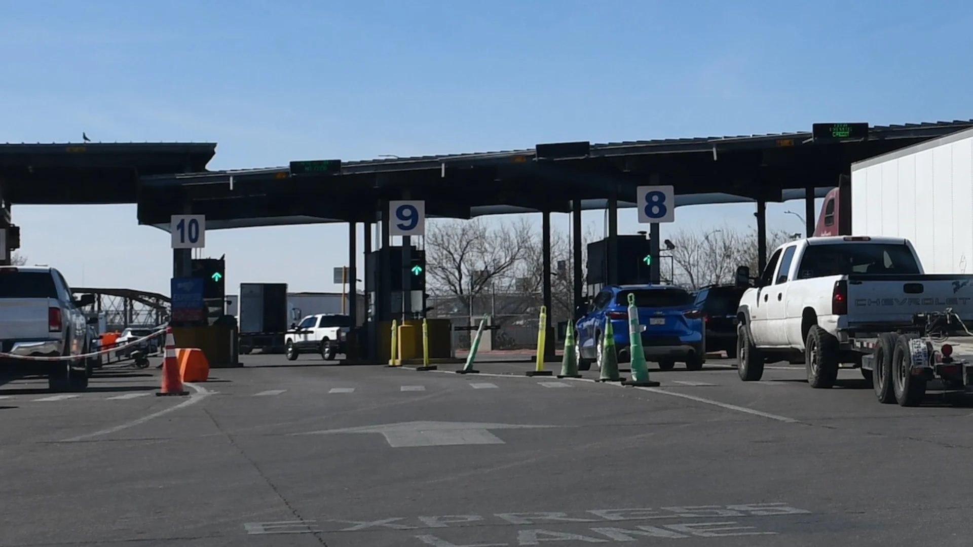 Empleados de los puentes de Eagle Pass sin descanso estos días