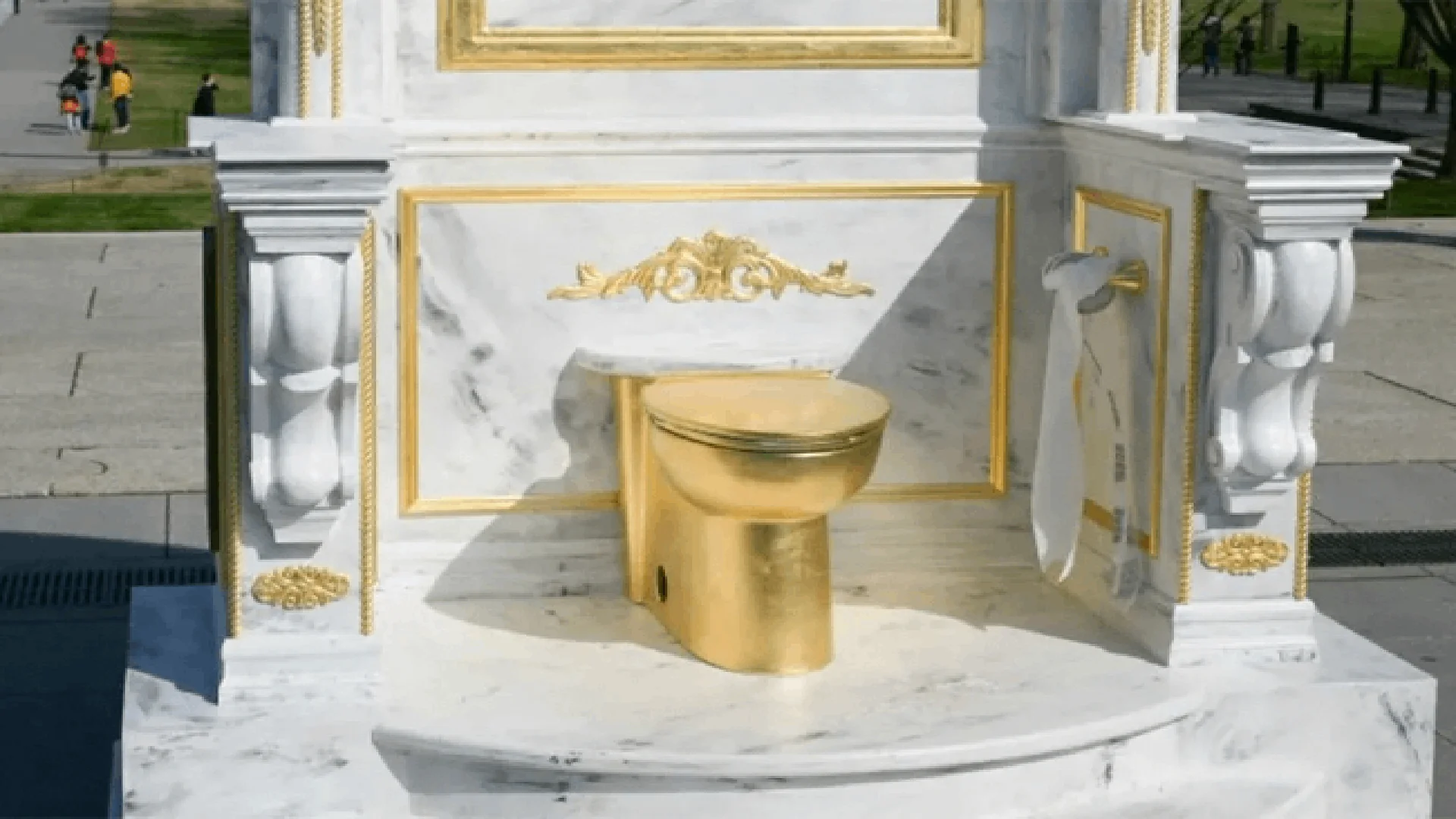 “Un trono digno de un rey”: Artistas instalan inodoro dorado cerca de la Casa Blanca para burlarse de Donald Trump