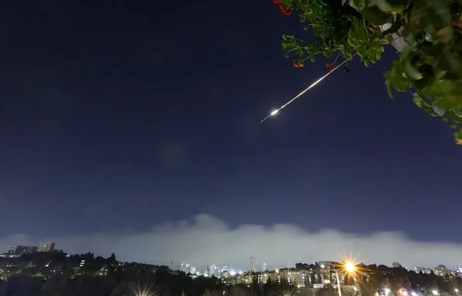 El paso por Ormuz es especialmente sensible para China, dado que cerca del 45 % de sus importaciones energéticas transitan por esa vía.