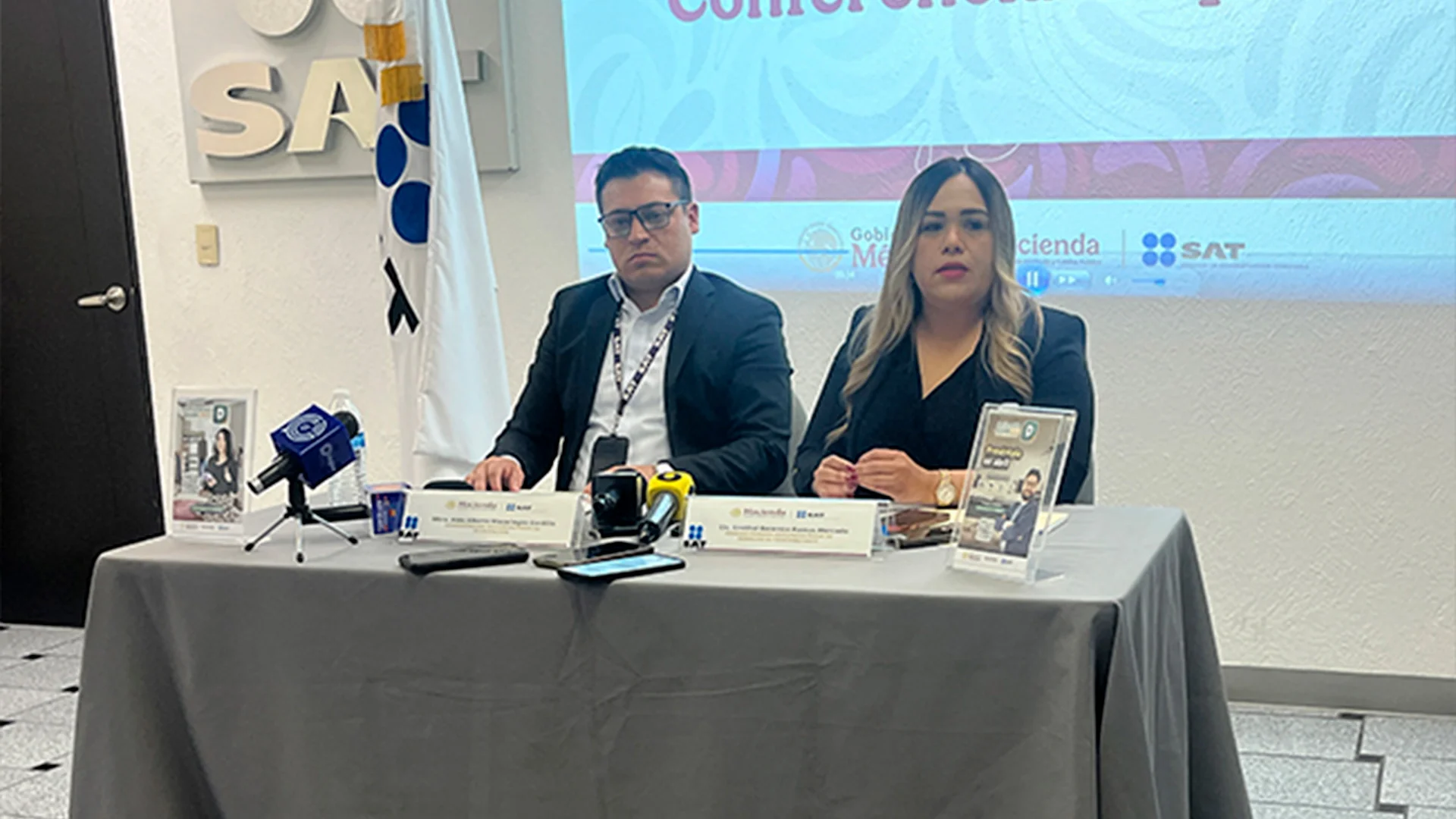 Funcionarios locales del SAT realizaron la invitación a personas físicas para presentar su declaración anual.