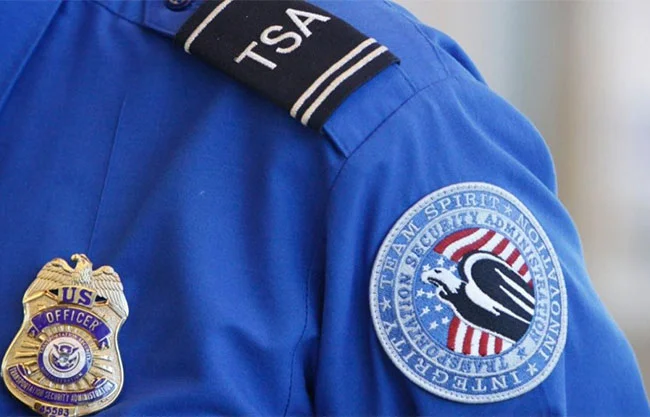 Detienen a militar en California por llevar proyectil explosivo activo en su equipaje