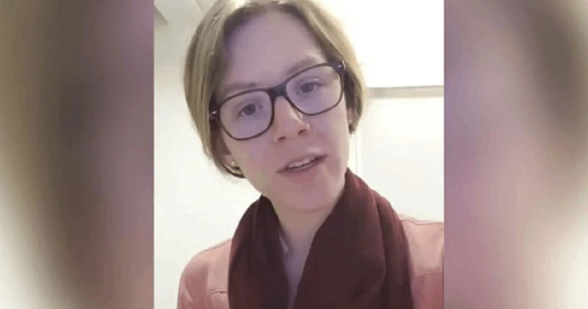 Despiden a funcionaria tras video viral de mujer tomando sol en Palacio Nacional