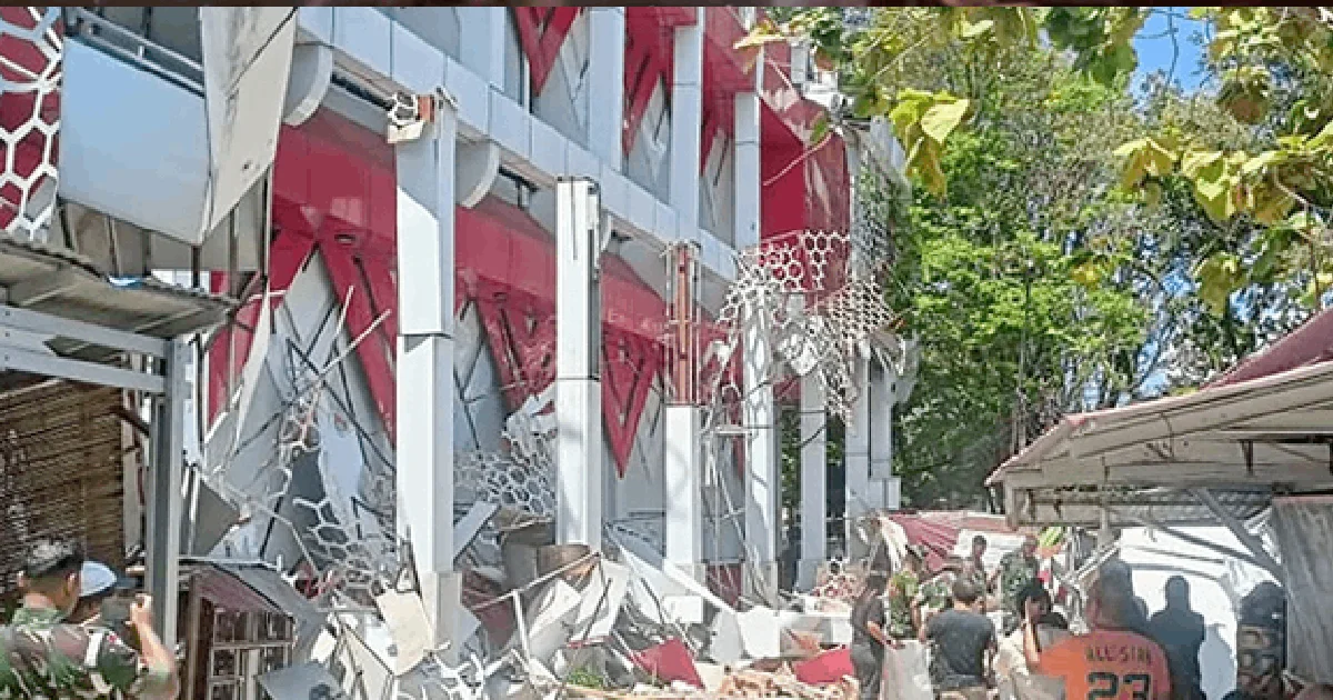 Indonesia desactivan la alerta de tsunami tras un terremoto de magnitud 7,4 que dejó un muerto