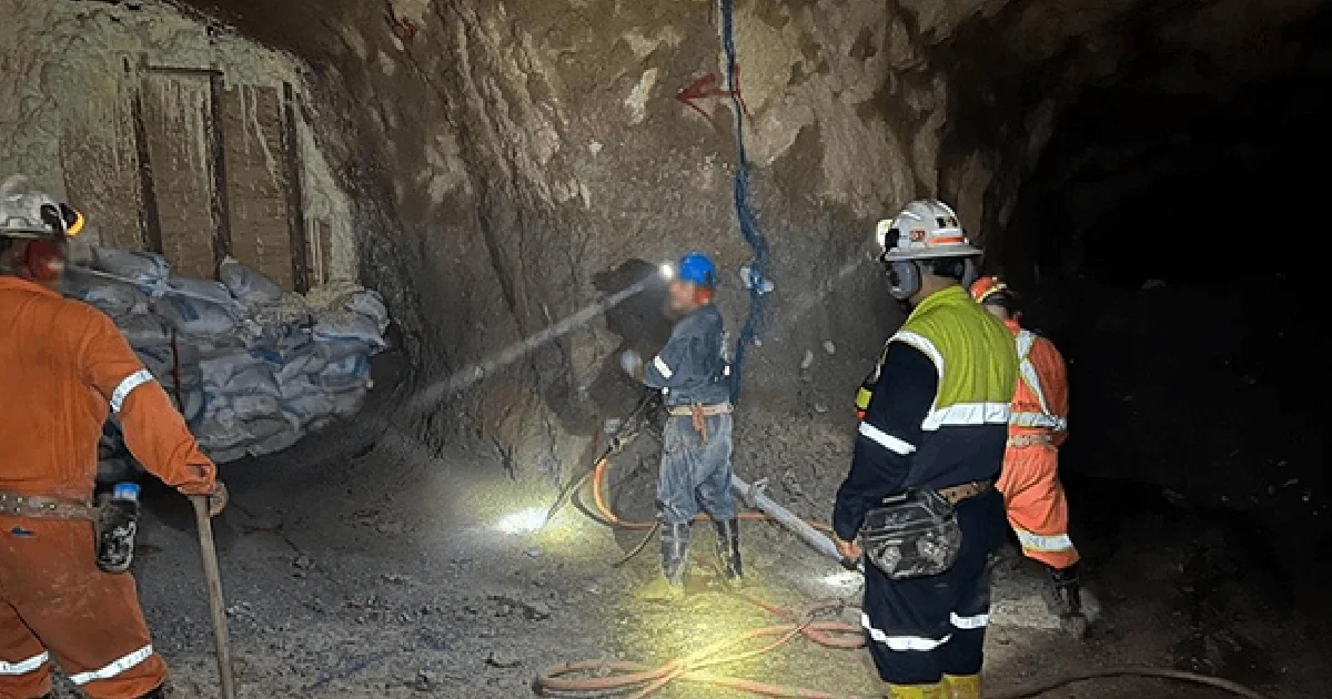Ante la inestabilidad estructural del terreno se comenzó a edificar una tapón de concreto para soportar la carga hidráulica de la zona