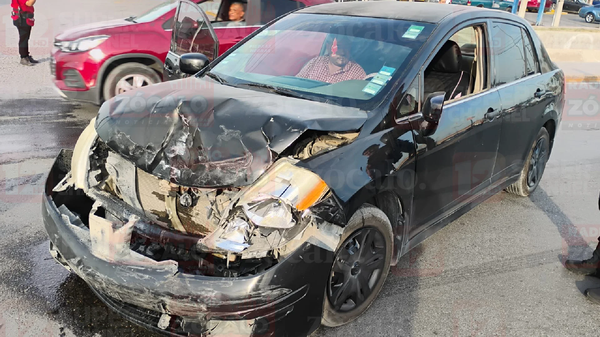 Conductor invade carril y provoca choque múltiple
