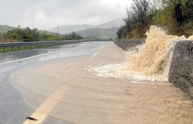El colapso no ha causado víctimas ni heridos, pero ha interrumpido por completo la conexión viaria entre las regiones