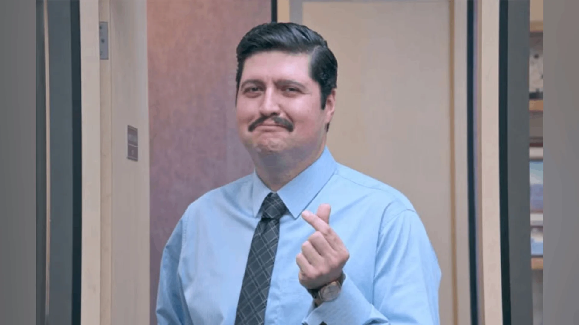 Actor Fernando Bonilla audicionó por necesidad y hoy brilla en La Oficina