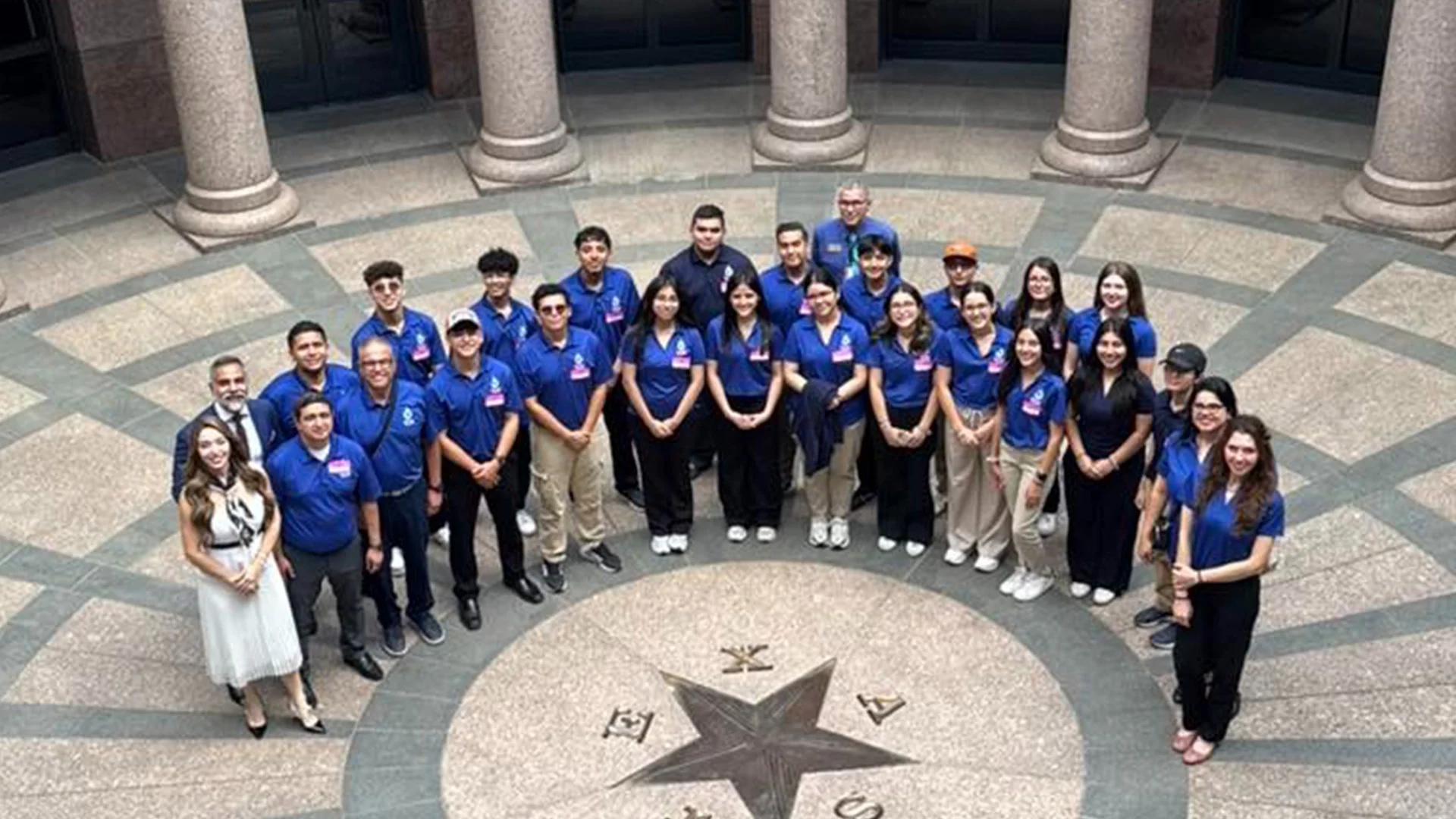 Los estudiantes se reunieron con el representante estatal Heriberto Morales, con quien recorrieron el Capitolio.
