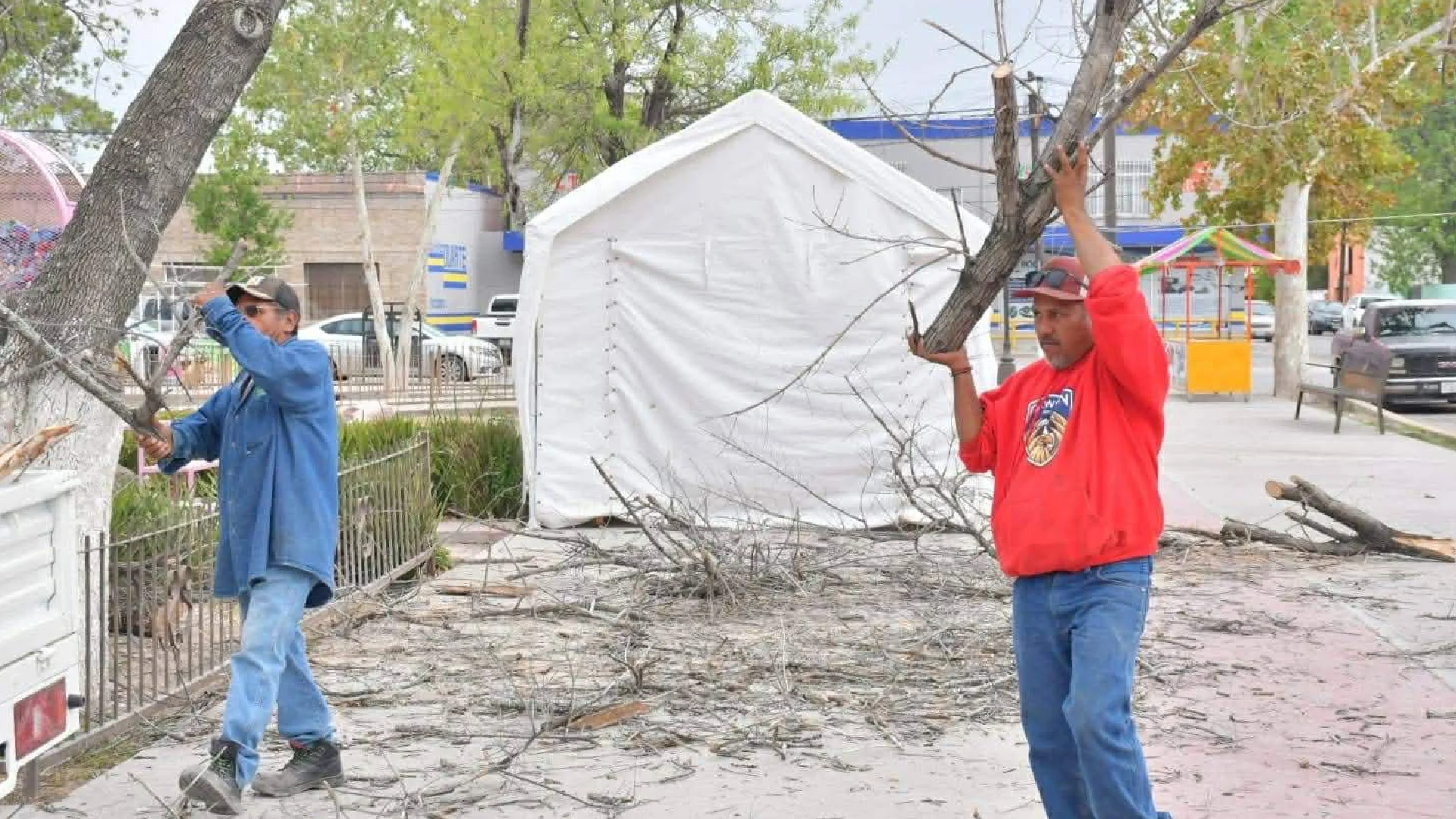 Realizan trabajos de embellecimiento en la plaza principal de Nava