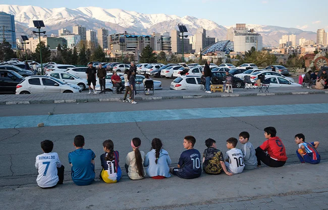 ‘La vida sigue’: Iraníes tratan de seguir con sus vidas en medio de una guerra sin visos de acabar