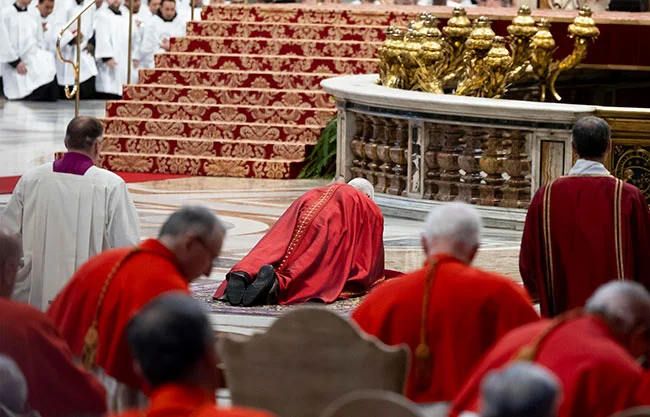 El primero de su pontificado y que ha comenzado siguiendo la tradición de orar tendido en el suelo