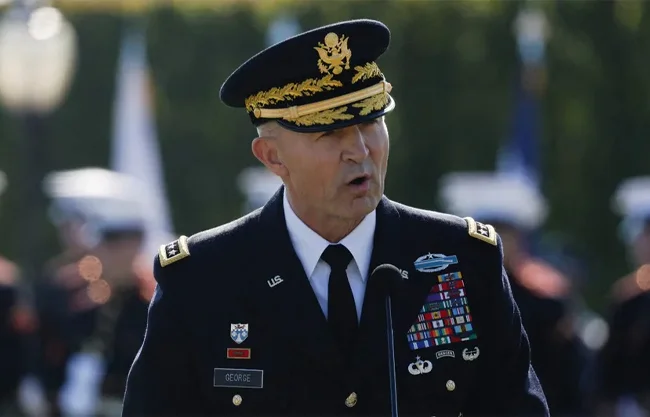 El Departamento de Defensa de EU ha confirmado este jueves la retirada inmediata del general Randy A. George como jefe del Estado Mayor del Ejército.
