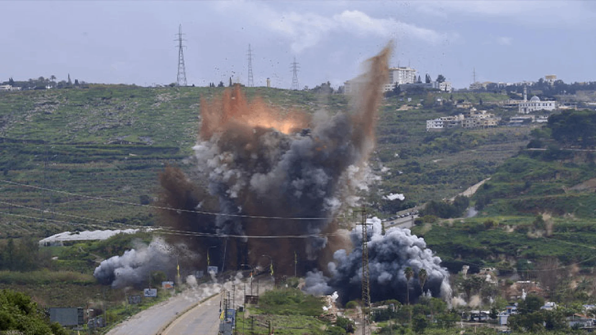 Israel destruye puente estratégico en el este del Líbano para frenar suministros de Hezbollah