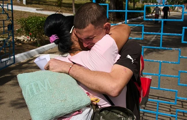 Más de 2 mil reclusos salen de prisión; EE. UU. monitorea si entre ellos hay presos políticos.