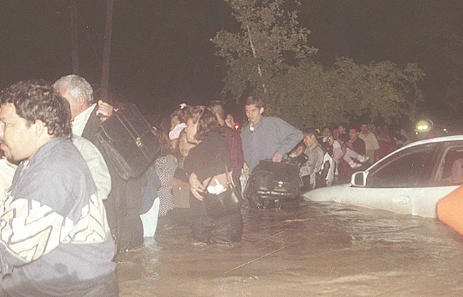 A 22 años de la inundación, fragmentos de las historias quedan reflejados por la memoria gráfica de fotógrafos y reporteros que fueron testigos